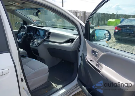 2017 Toyota Sienna Le 8 Passenger z USA, uszkodzony, nr VIN 5TDKZ3DC5HS826355